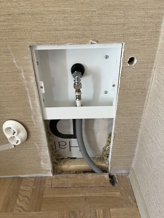 Utskuren väggdel med vattenutkastare; installation genom golvet utan läckageskydd.