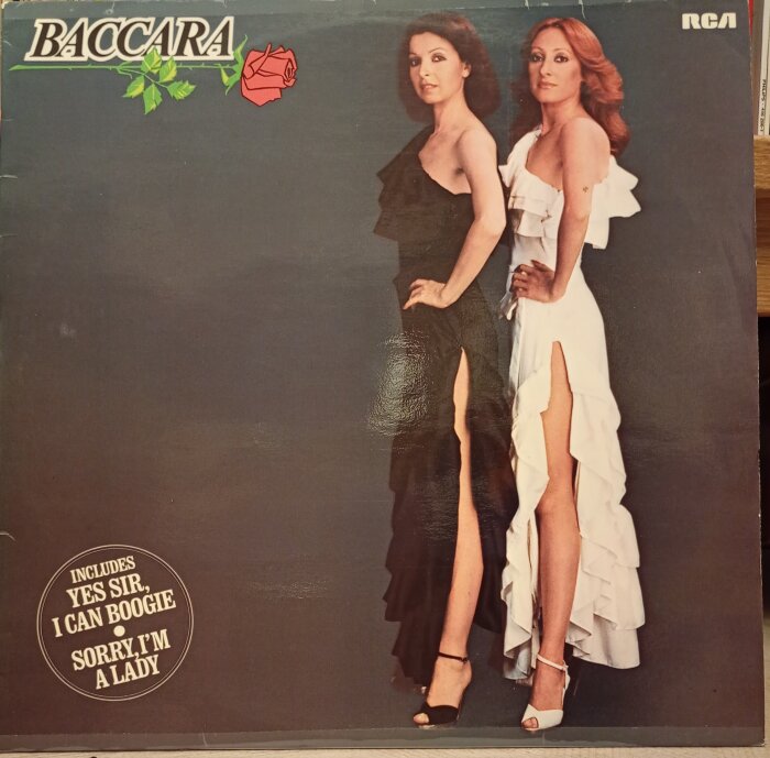 Skivomslag från 1977 med Baccara i svarta och vita klänningar, med låten "Yes Sir, I Can Boogie" nämnd.