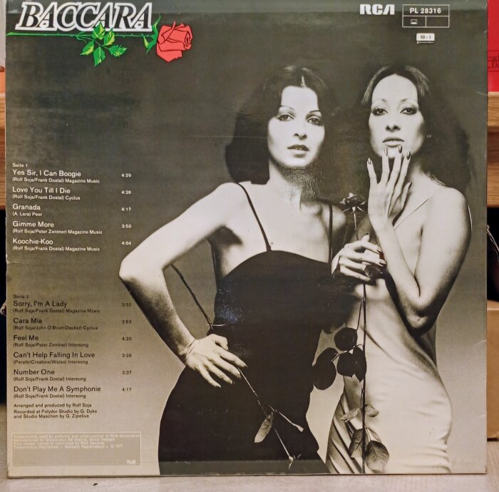 Skivomslag från 1977 med två kvinnor i klänningar, Baccara, och låttitlar inklusive "Yes Sir, I Can Boogie".