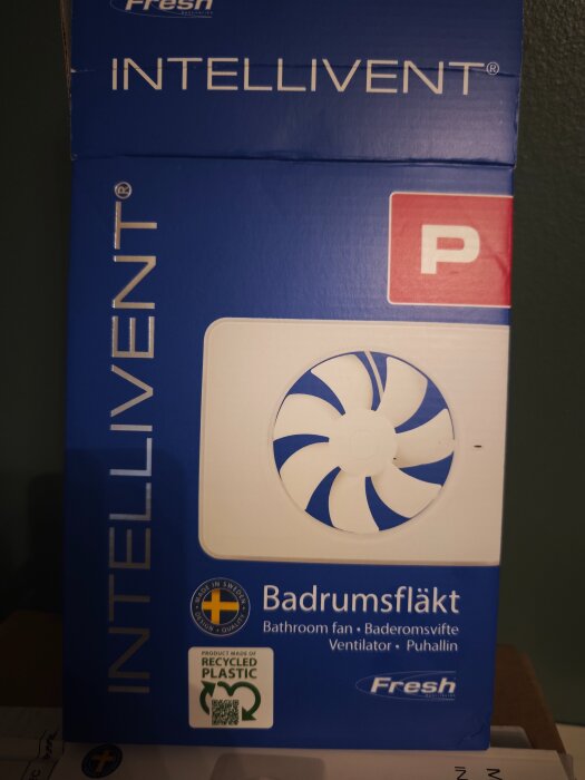 Förpackning för Fresh Intellivent badrumsfläkt med svenskt ursprung och återvunnen plast.