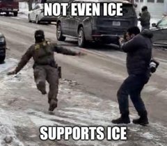 Person glider på isig trottoar medan någon fotograferar, text säger "Not even ice supports ICE".