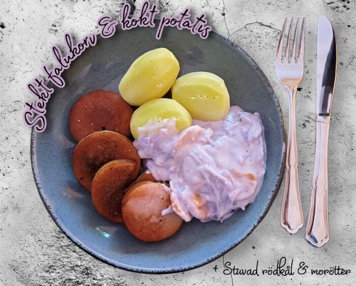 Stekt falukorv, kokt potatis och stuvade morötter samt rödkål på en tallrik, med kniv och gaffel bredvid.