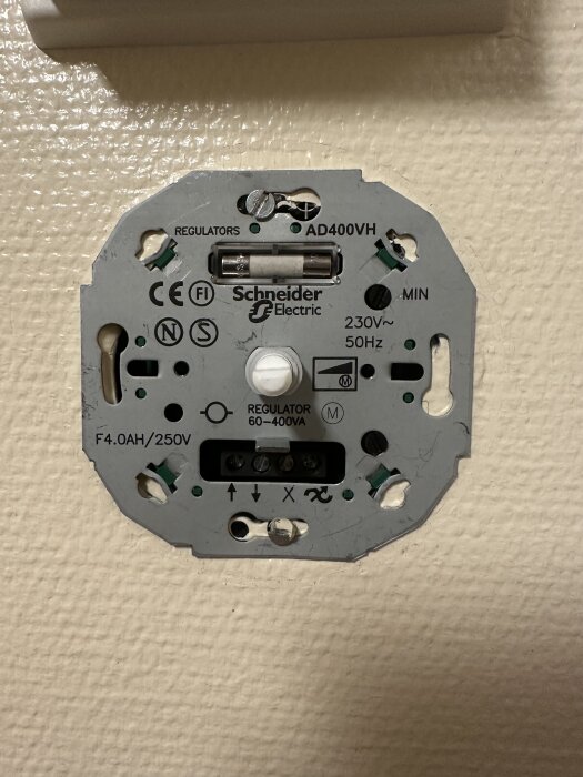 Vredets baksida med elektriska komponenter från Schneider Electric på en vägg.