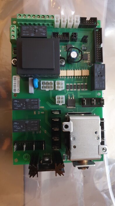 Elektronikkort med kondensator (25V, 1000uF) markerad. Kortet tillhör ellåda, monterat bakom höger frontpanel.