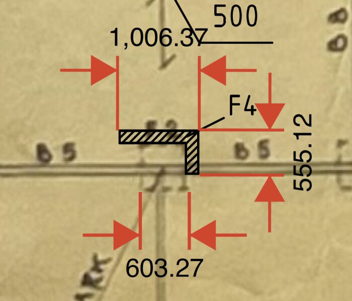 Byggnadsritning med måttangivelser och text. Detaljerad vy av konstruktion med röda pilar som visar dimensioner och markering "F4".