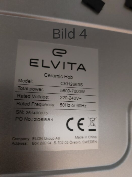 Etikett på en Elvita keramikhäll med modellnummer CKH2663S, effekt 5800-7000W, spänning 220-240V, frekvens 50Hz eller 60Hz, tillverkad i Kina.