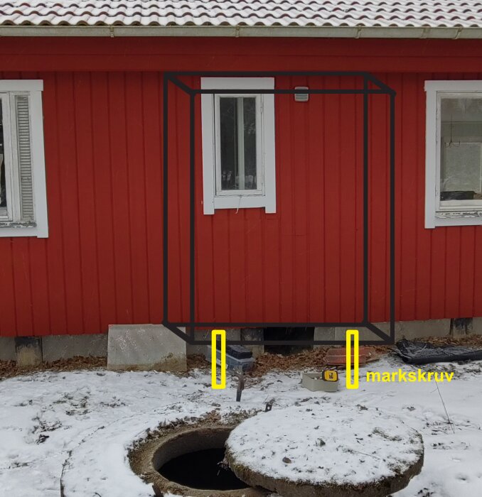 Ritning på röd stugvägg med markerad plats för nytt pumphus över fönster och markskruvar nedanför, omgiven av snötäckt mark.