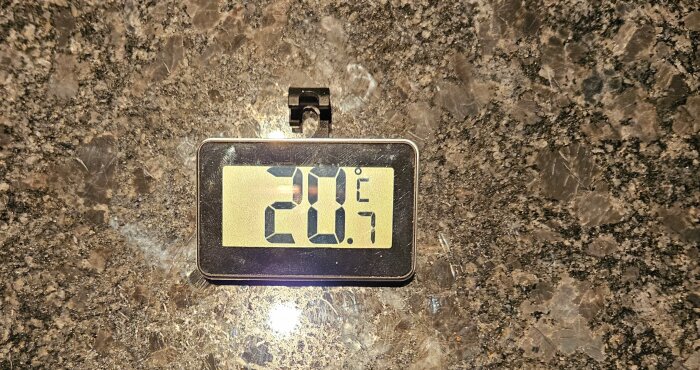 Digital termometer på marmoryta visar 20,7 grader.