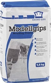 En förpackning med Krone-Gips Modellgips, 1,5 kg, visar en illustration av en person som använder gips för att laga en vägg.