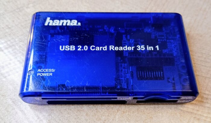 Blå USB 2.0 kortläsare med text "hama 35 in 1" mot en ljus bakgrund.