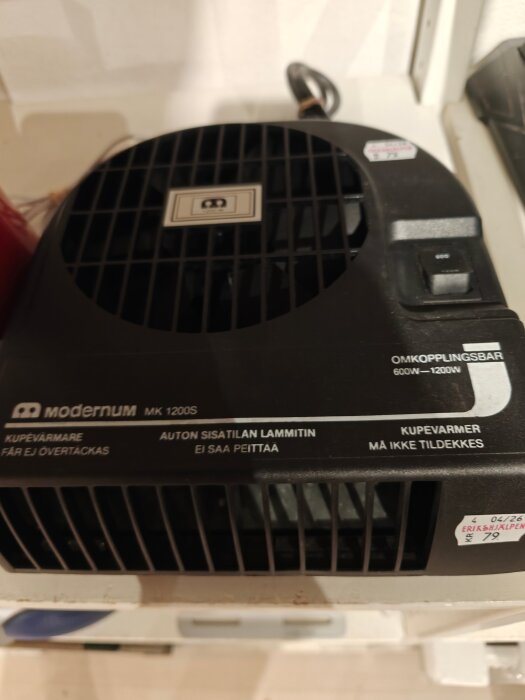 Kupévärmare av märket Modernum MK 1200S med etikett från Erikshjälpen och priset 79 kr.