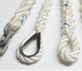 Flätade rep med taglade öglor och en grövre metallring för segling och presenning.
