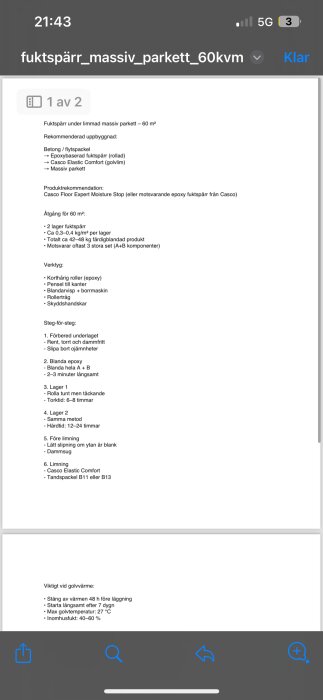 Instruktioner för att lägga fuktspärr under parkettgolv, inklusive materialrekommendationer och verktyg.