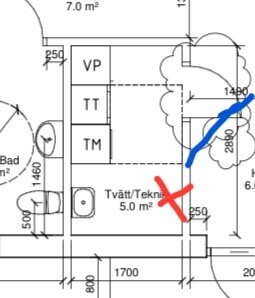 Planritning över tvättstuga med ett blått streck för inkommande vatten och ett rött kryss på väggen, visar placering av vattenfördelarskåp.