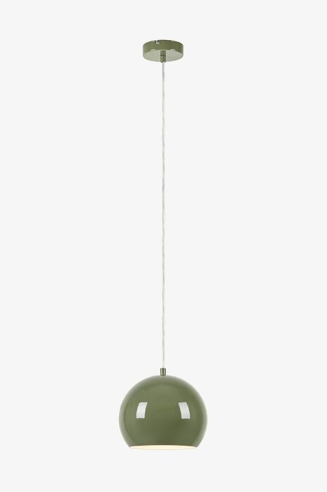 Grön hängande taklampa med rund kupa och sladd. Perfekt för belysning ovanför matbordet i öppet vardagsrum.