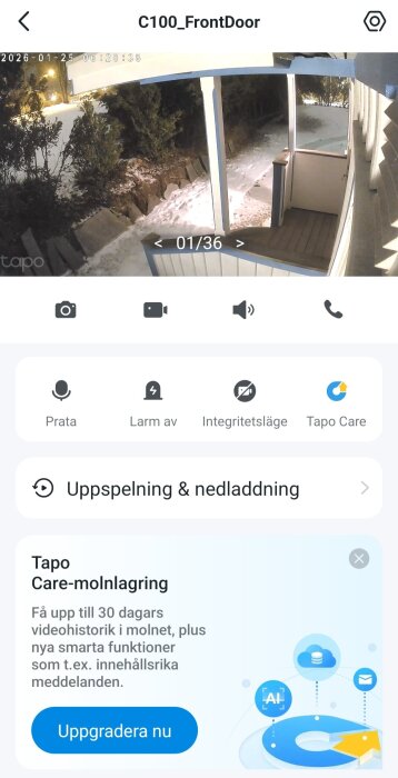 Övervakningskamerabild av en snötäckt entré med tidstämplad videouppspelning och Tapo Care-annons.