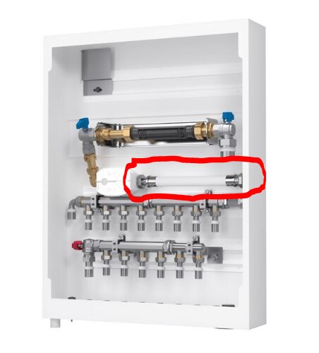 Vattenfördelarskåp med markerat rör för eventuell anslutning av vattenfelbrytare, som en del av diskussionen om installation och prisalternativ.