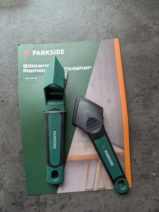 Grön och svart fogskrapa från Parkside med förpackning "Silicone Remover & Finisher", använd för fogning av taklister.