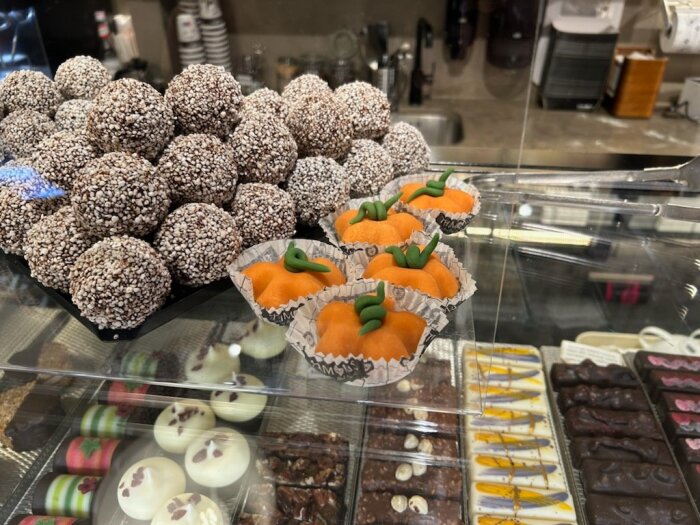 Chokladbollar och marsipanpumpor ligger i en glasmonter på Thimons Konditori i Nässjö.