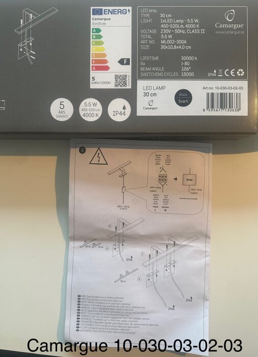 Förpackning och installationsmanual för 30 cm Camargue LED-lampa, specifikationer och elinstruktioner synliga.