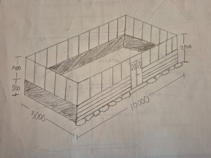 Ritning av ett 50 kvm stort växthus i lösvirke med skalenliga mått. Tre väggar på betonggrund, fjärde på kullersten. Sadeltak och trädörr markerad.