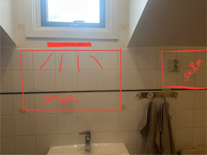 Badrumsvägg med kakel visar plan för installation av spegel under ett fönster och skåp nära ett dubbeluttag. Skiss i rött.