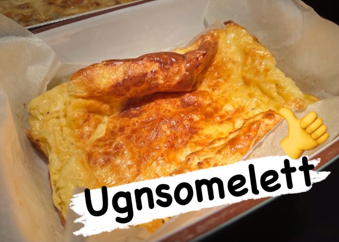 Ugnsomelett med gyllenbrun yta i en ugnsform, texten "Ugnsomelett" och en tumme upp-emotikon.