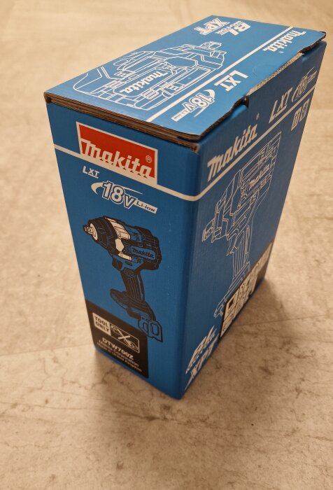 Kartong för Makita 18V Li-ion batteridriven verktyg, modell DTW700Z, står på ett golv.