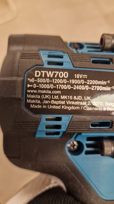 Närbild av en Makita DTW700 elverktygsetikett med specifikationer och texten "Made in United Kingdom".