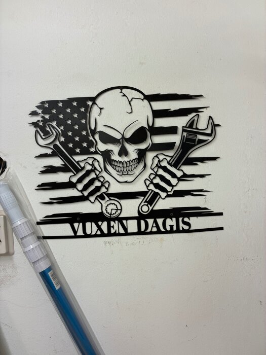 Dödskalle med verktyg och amerikanska flaggan i bakgrunden, texten "Vuxen Dagis".