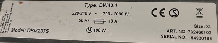 Etikett på en Asko diskmaskin, modell DBI8237S, med specifikationer som spänning, effekt och serienummer.