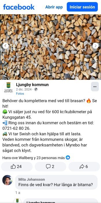 Staplad klyvd ved i olika nyanser av brunt och grått, med en text som erbjuder ved till salu för 600 kr/kubikmeter.