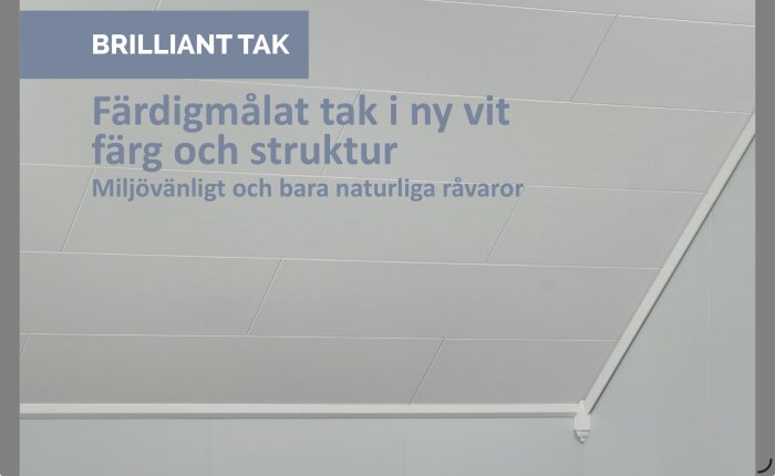 Färdigmålat vitt tak med Huntonit Brilliant-paneler, miljövänligt material, monterade i ett rum med snedtak.