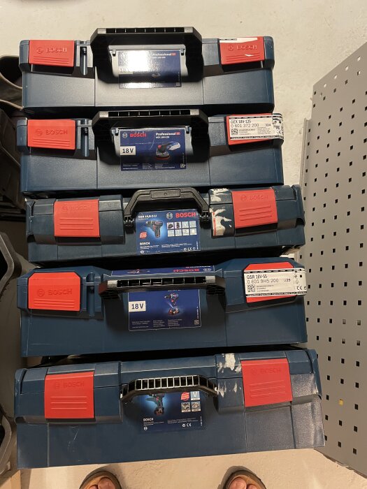 En stapel med Bosch verktygslådor med svårtydda etiketter och modellnummer.