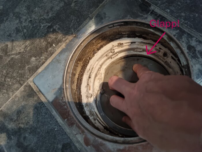 Hand visar glapp mellan golvbrunn och insats i badrum, markerat med ordet "Glapp!". O-ring verkar saknas eller inte passa.