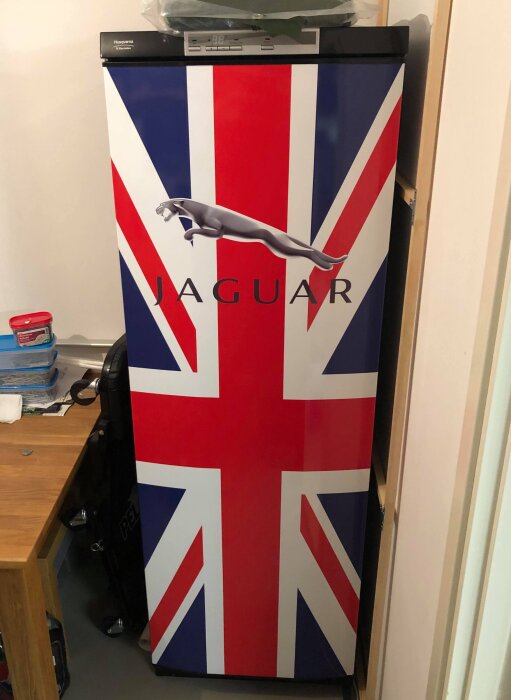 Kyl med Union Jack och Jaguar-logga, står i garage.