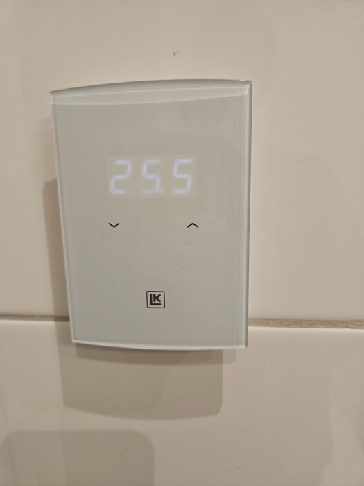 Termostat från LK-systemet visar 25.5 grader, problem med överhettning i badrum trots inställd temperatur på 22 grader.
