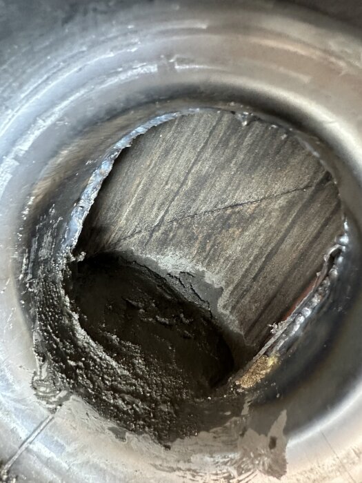 Bild som visar ett närbild av ett igensatt rör med en gjuten plugg, del av ett hemma-renoveringsprojekt för att förhindra turbulens.