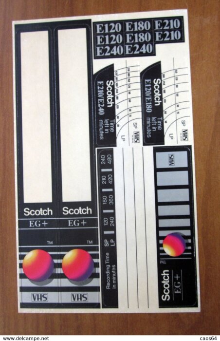 Klistermärkesark för VHS-band, visar olika längder och kategorier för inspelning, från märket Scotch, med färgglada grafiska element.