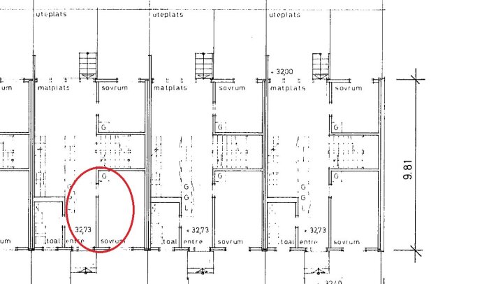Ritning av radhus, markerad vägg med röd cirkel i mitten av det vänstra huset.