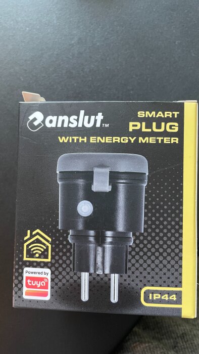 Förpackning av anslut smart-plugg med energimätare, IP44, visar plugg och WiFi-symbol, powered by Tuya.