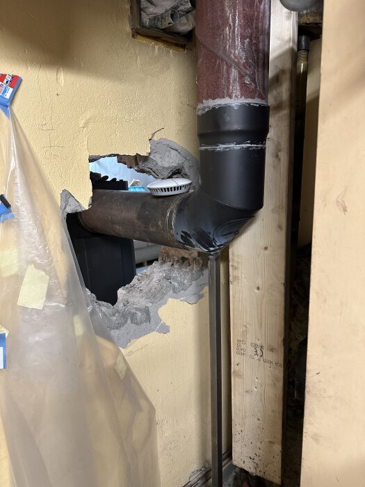 Skorstensrör genom en vägg med hål, det är godkänt av sotaren.