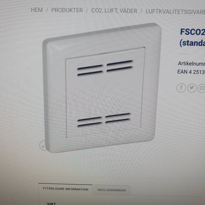 Vit väggmonterad luftkvalitetssensor med fyra horisontella ventilationsöppningar, visas på en produktsida online.