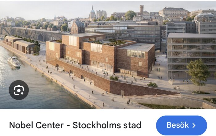 Ett modernt byggnadskomplex i rödbrunt tegel vid vattnet, med en flod och folk som promenerar på kajen framför, omgivna av stadshus i Stockholm.