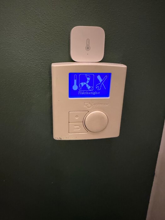 Kontrollpanel för ventilationssystem med temperatur- och verktygsikoner, varumärke Systemair.