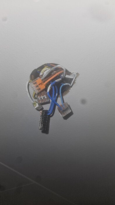 Elektriska kablar i en takdosa, kopplade med plintar, förklarar en 6-fasinstallation i diskussionstråden.