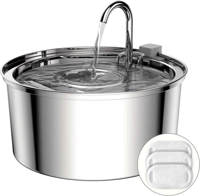 Rostfri skål med fontän som cirkulerar vatten, hittills visad med tre filter bredvid.