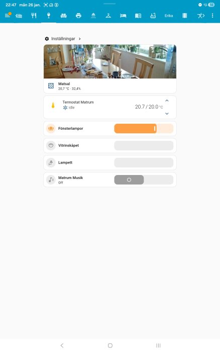 Mobilappens dashboard med information om matsalens temperatur, ljus och musikinställningar. Kontrollpanel för hemautomation.
