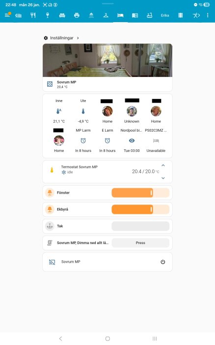 Dashboard för rumskontroll på mobil/padda, visar sovrumstemperatur, mediakontroller, fönster och ekbyrå inställningar.