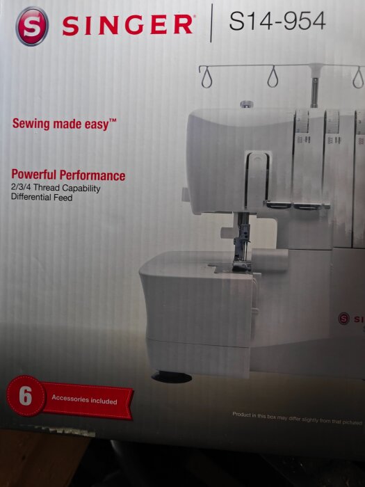 Symaskin av märket Singer S14-954 i förpackning med texten "Sewing made easy" och "Powerful Performance", innehåller sex tillbehör.